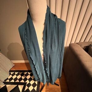 NWT lovely blue wrap with ruffled edges around the edges.  Great carrying case.